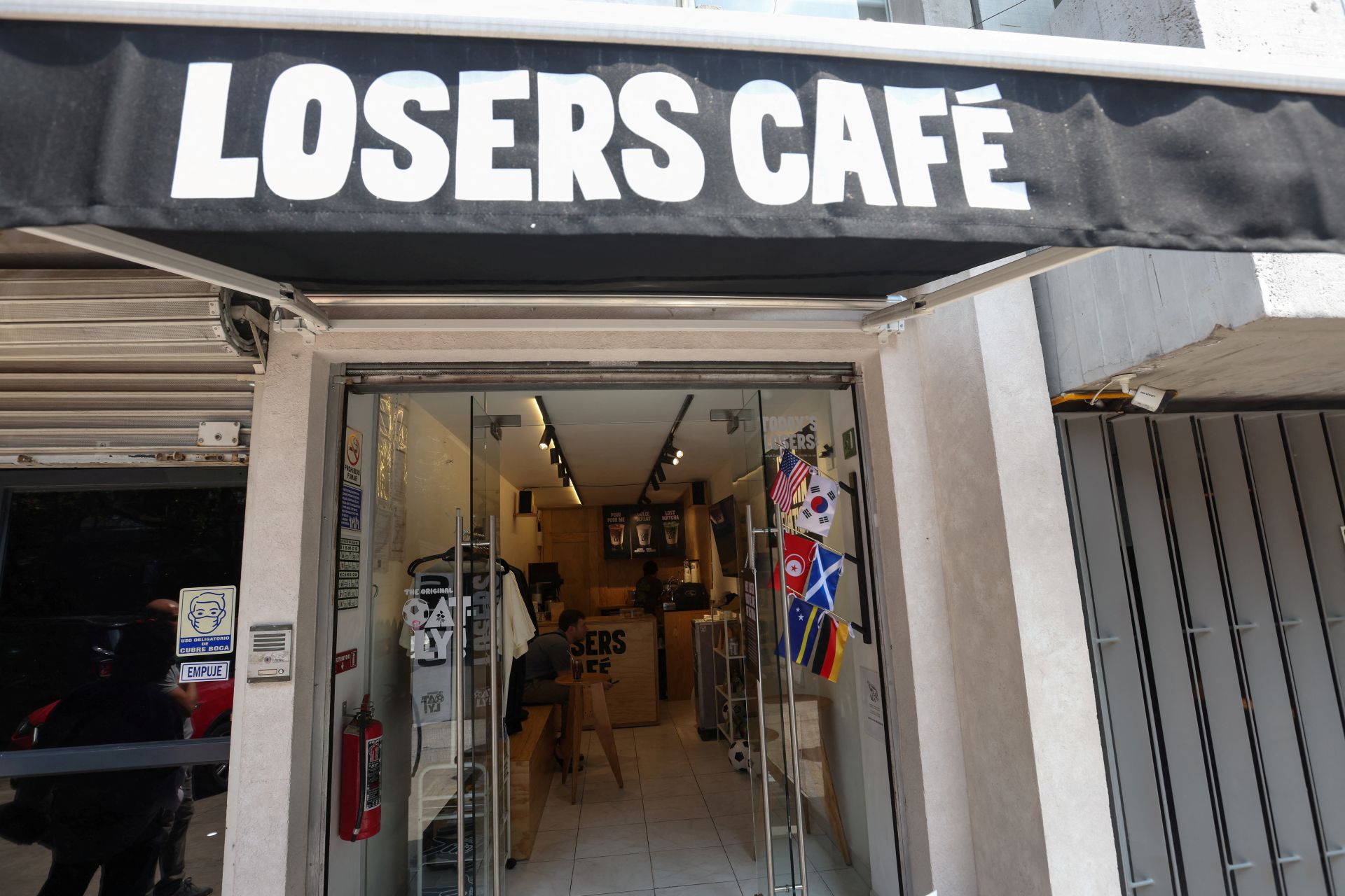 “Cafeteria dos perdedores” se torna refúgio para quem sofreu com a Copa no México