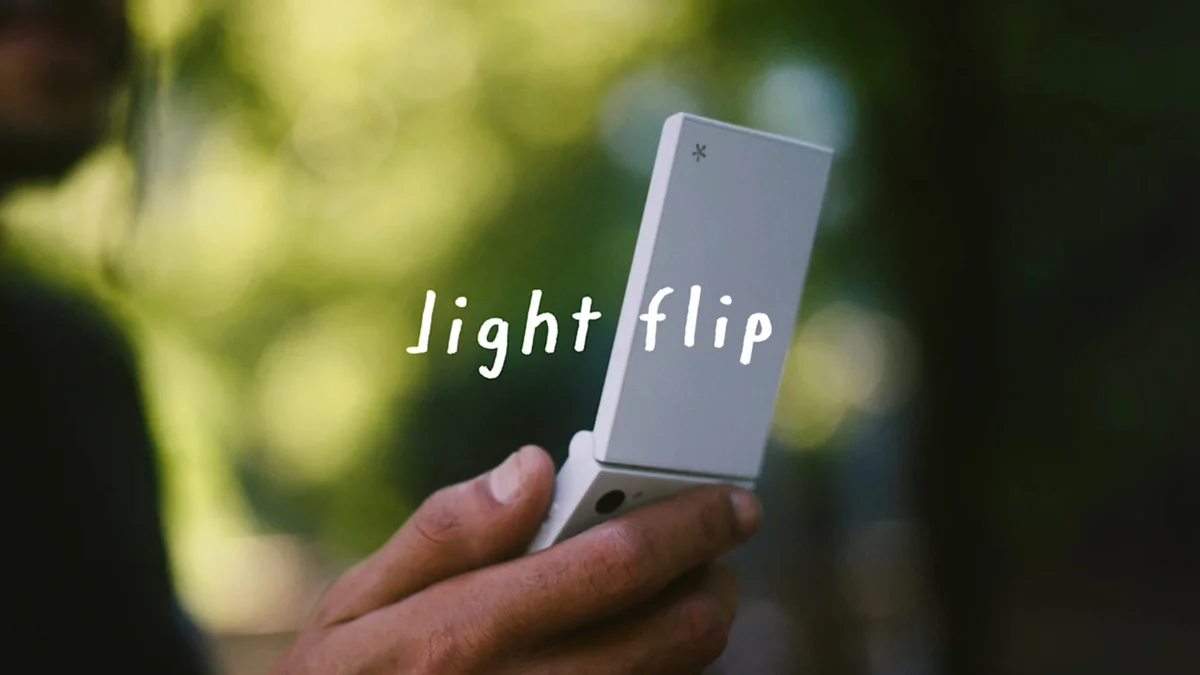 Celular de flip voltou: sem TikTok ou Instagram, celular tem câmera de 50 MP