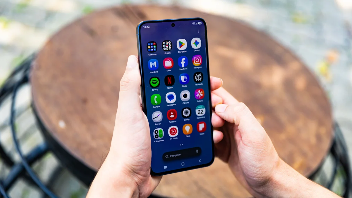 Celulares baratos devem abandonar telas LCD em 2027; entenda a migração