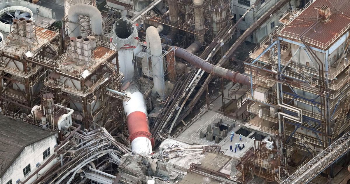 Chaminé de fábrica desaba após terremoto no Japão; pode haver desaparecidos