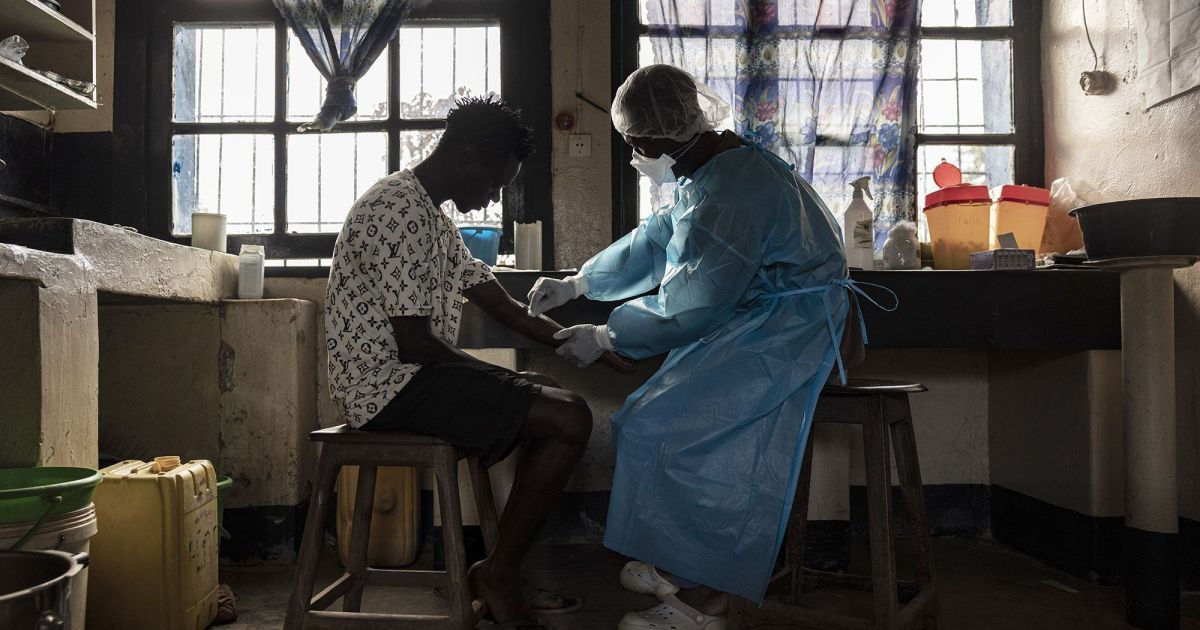 Cidadão dos EUA na RD Congo testa positivo para ebola, diz agência
