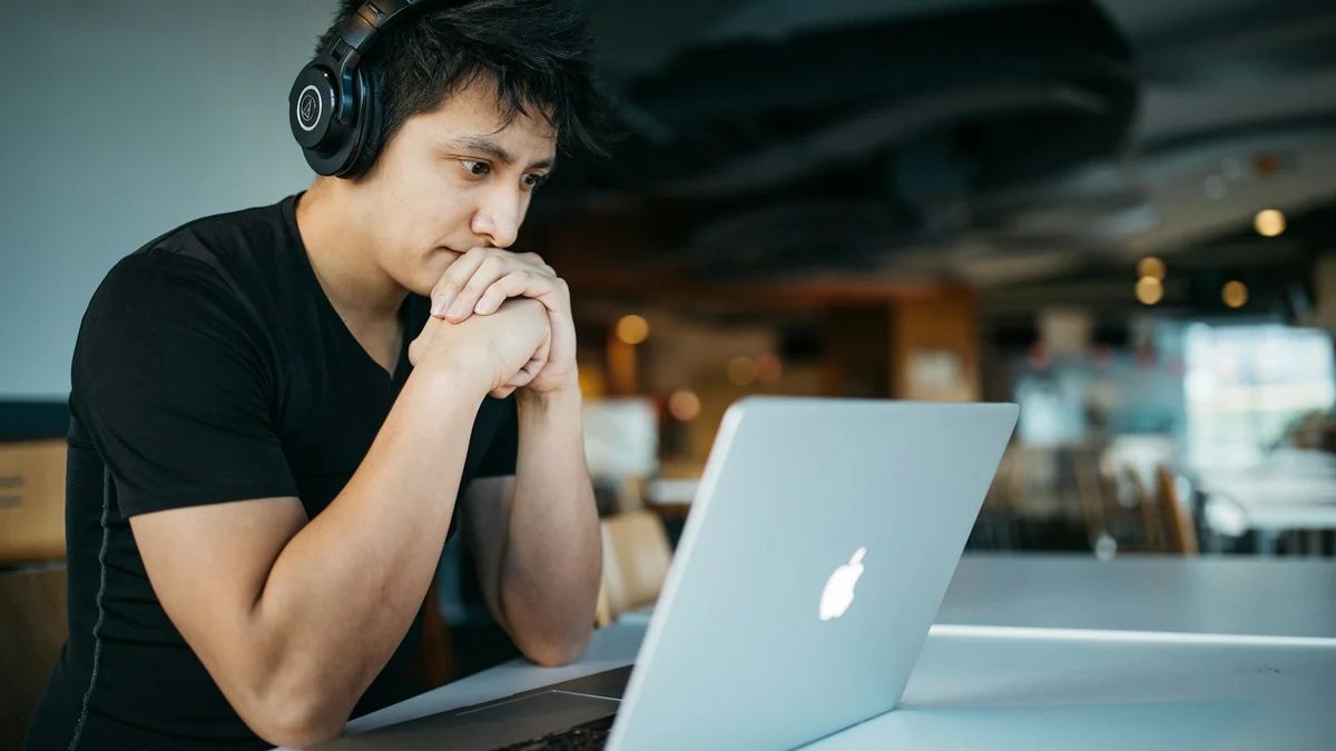 Com prompt invisível, professor desmascara 32 alunos usando IA em prova