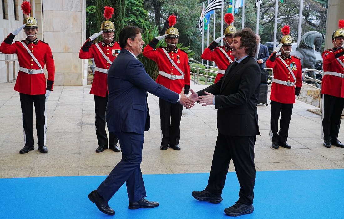 Com tapete azul, Tarcísio recebe Milei no Palácio dos Bandeirantes e entrega medalha