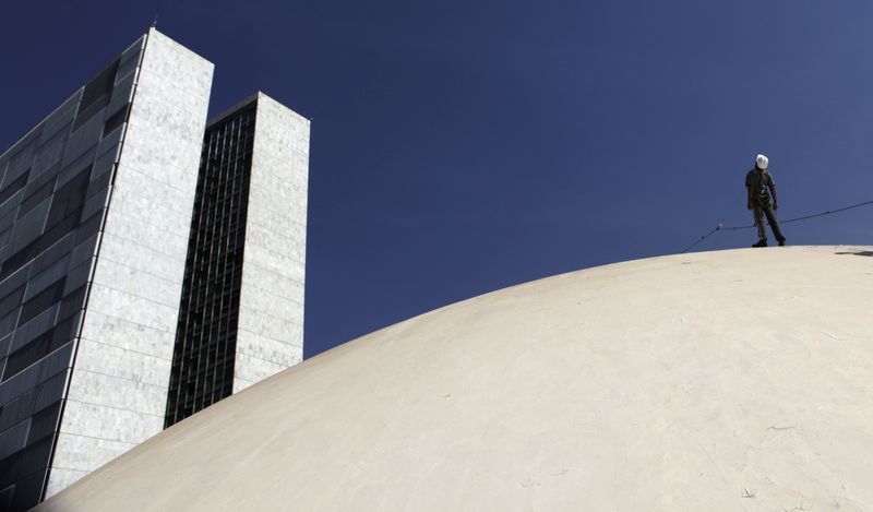 Emendas para o SUS bancam mais itens de escritório do que material de saúde