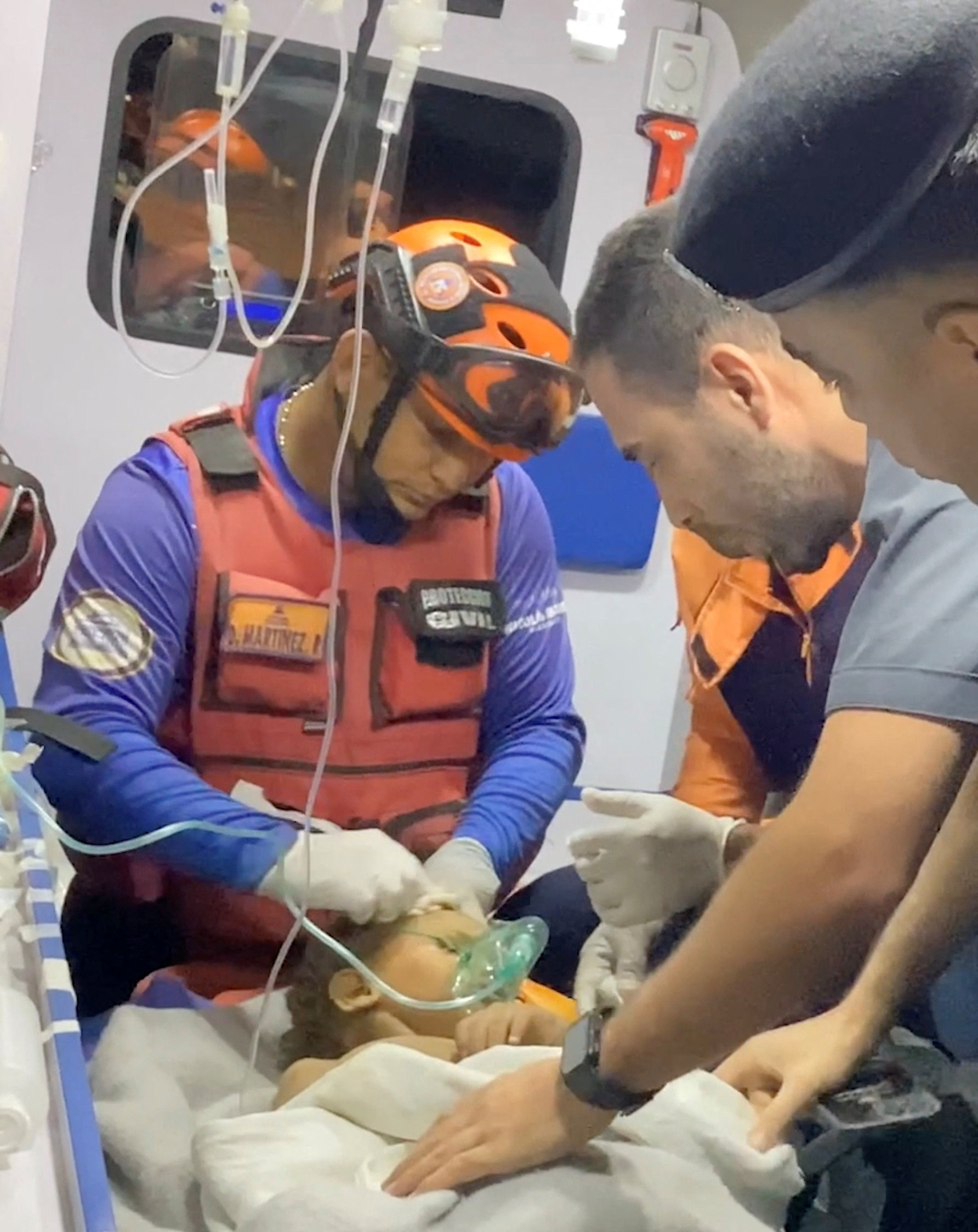 Equipes retiram criança com vida de escombros 6 dias após terremotos na Venezuela
