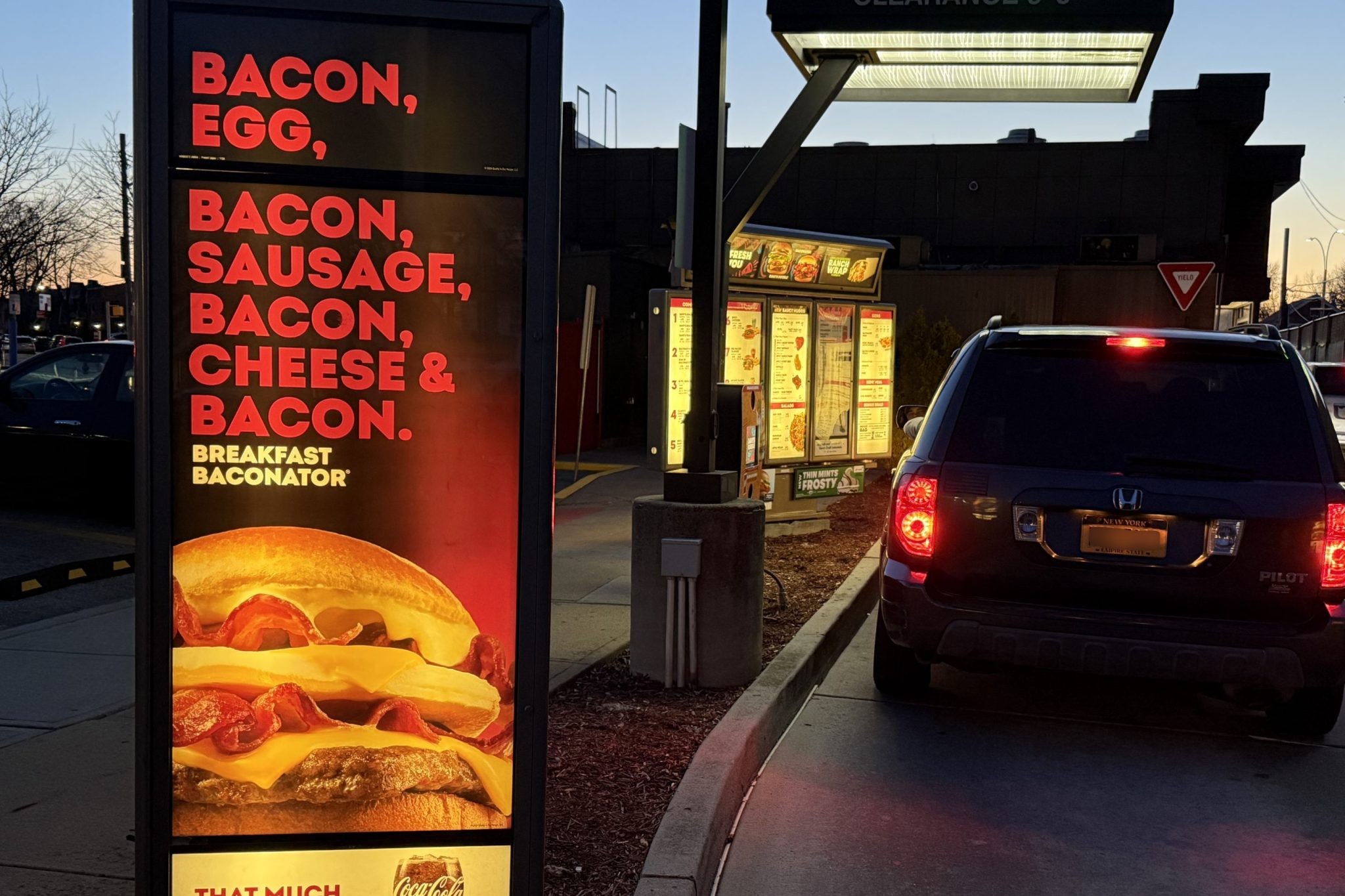Fast-food dos EUA apostam alto em IA, mas seus clientes querem o atendimento humano