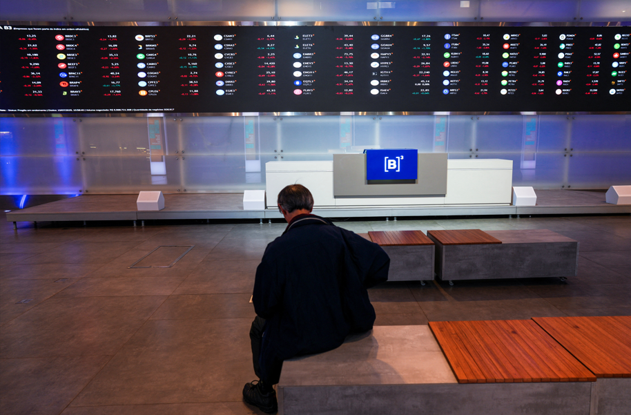 Ibovespa destoa de NY e cai 0,93% após bater maior patamar em um mês; entenda motivos
