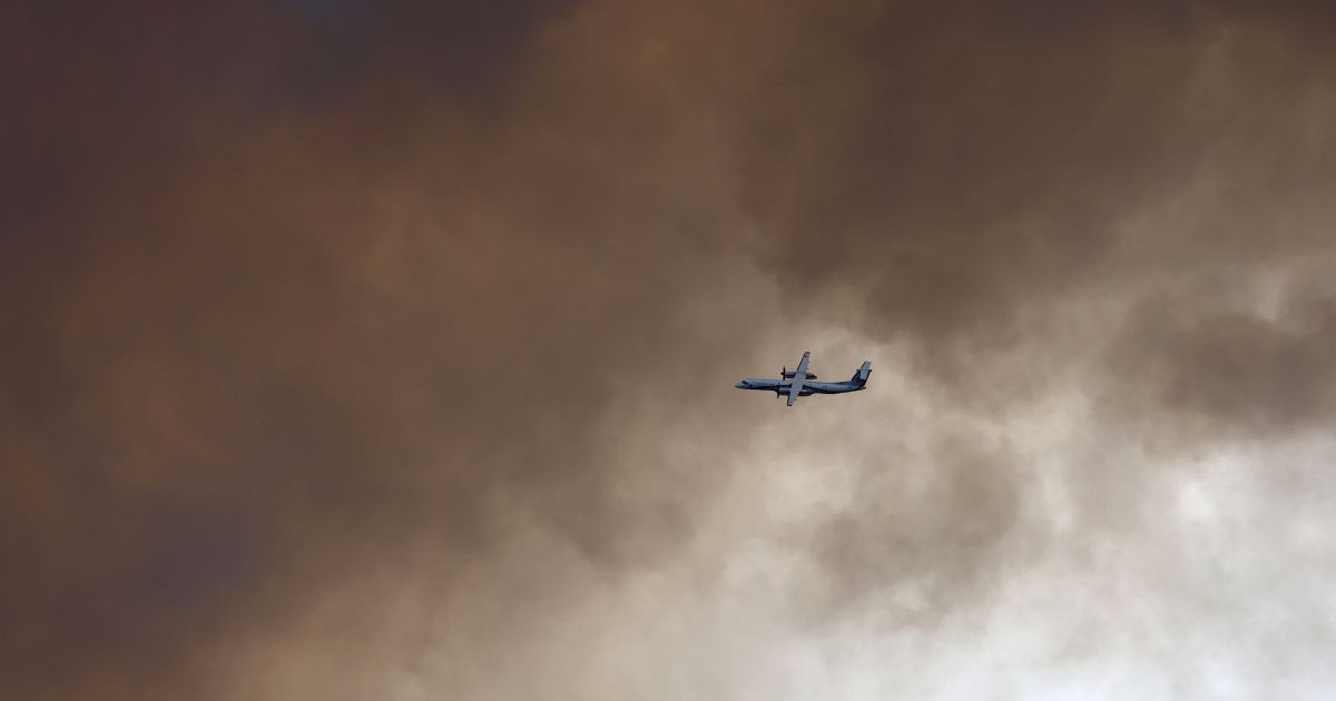 Incêndio perto de Paris gera grande nuvem de fumaça em meio a onda de calor