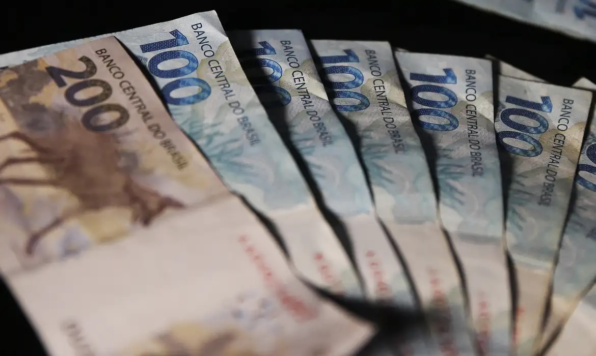 Juros futuros fecham em alta com tarifas dos EUA e Treasuries