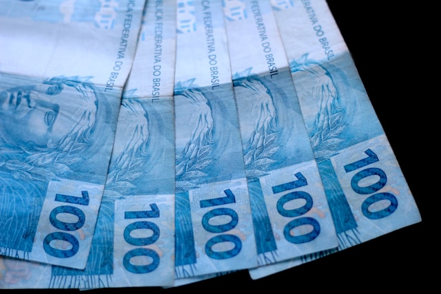 Juros futuros sobem com alta do petróleo no exterior e preocupações com inflação