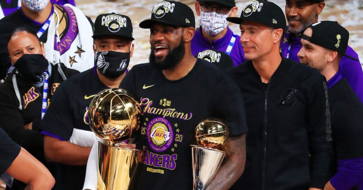 LeBron deve ganhar espaço nos 76ers como armador; o que dizem os números?