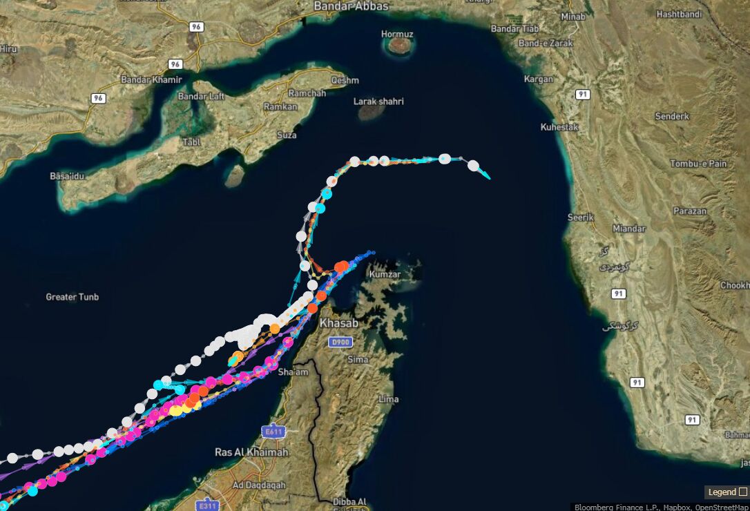 Navios dão meia-volta em Ormuz e expõem tensão na reabertura do estreito