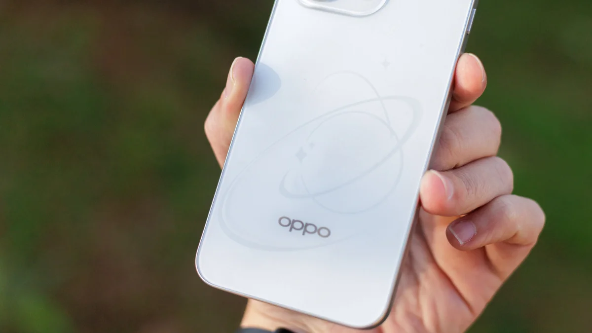 OPPO Reno16 traz design 3D que cria efeito holográfico de galáxia