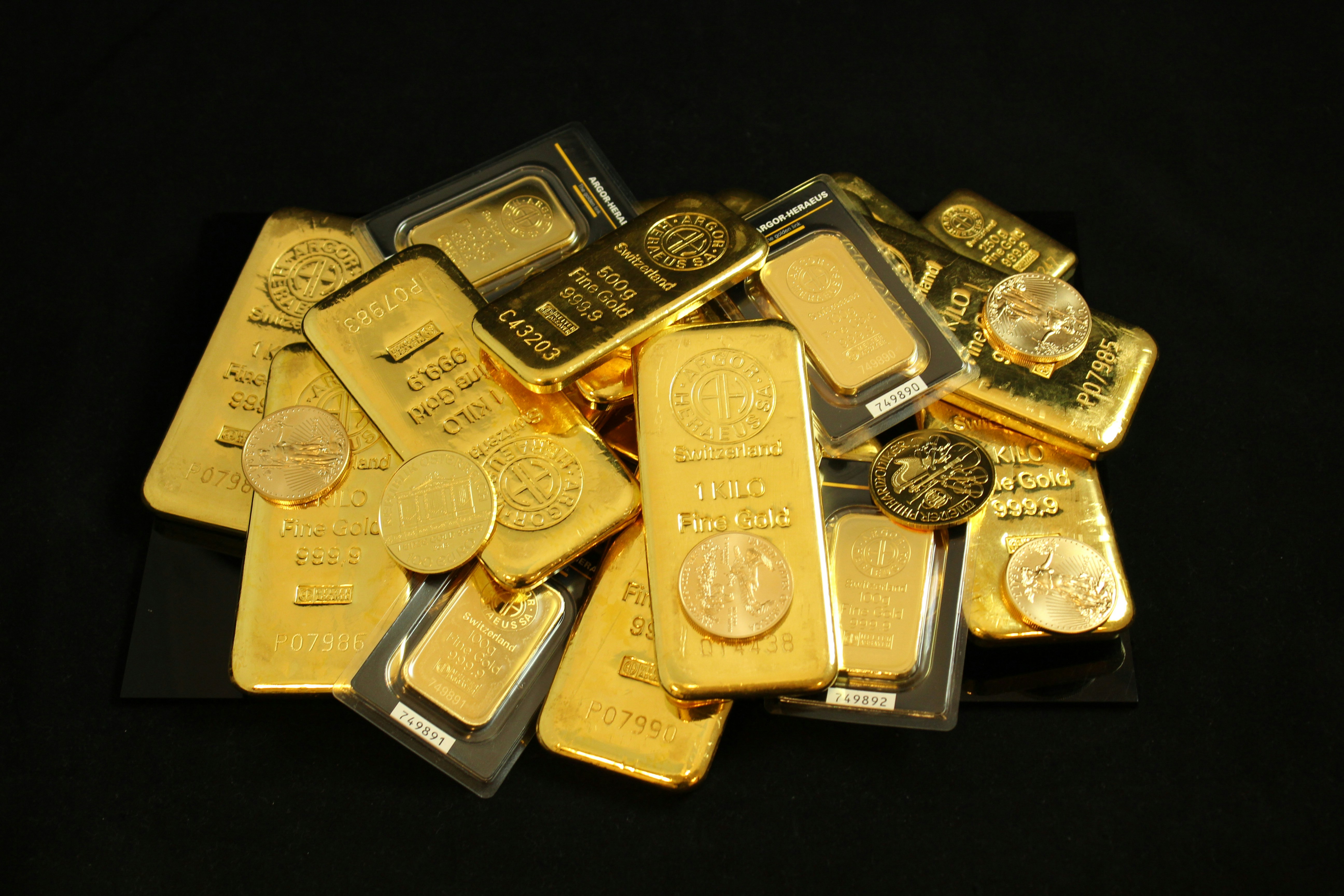 Ouro fecha em queda com continuidade de tensões no Oriente Médio