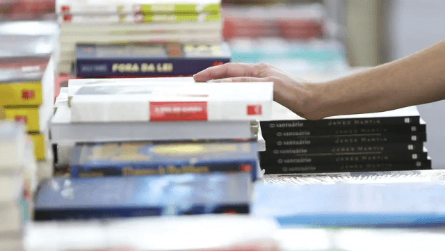 PUC-SP terá feira do livro própria com descontos de 40% nas obras; confira