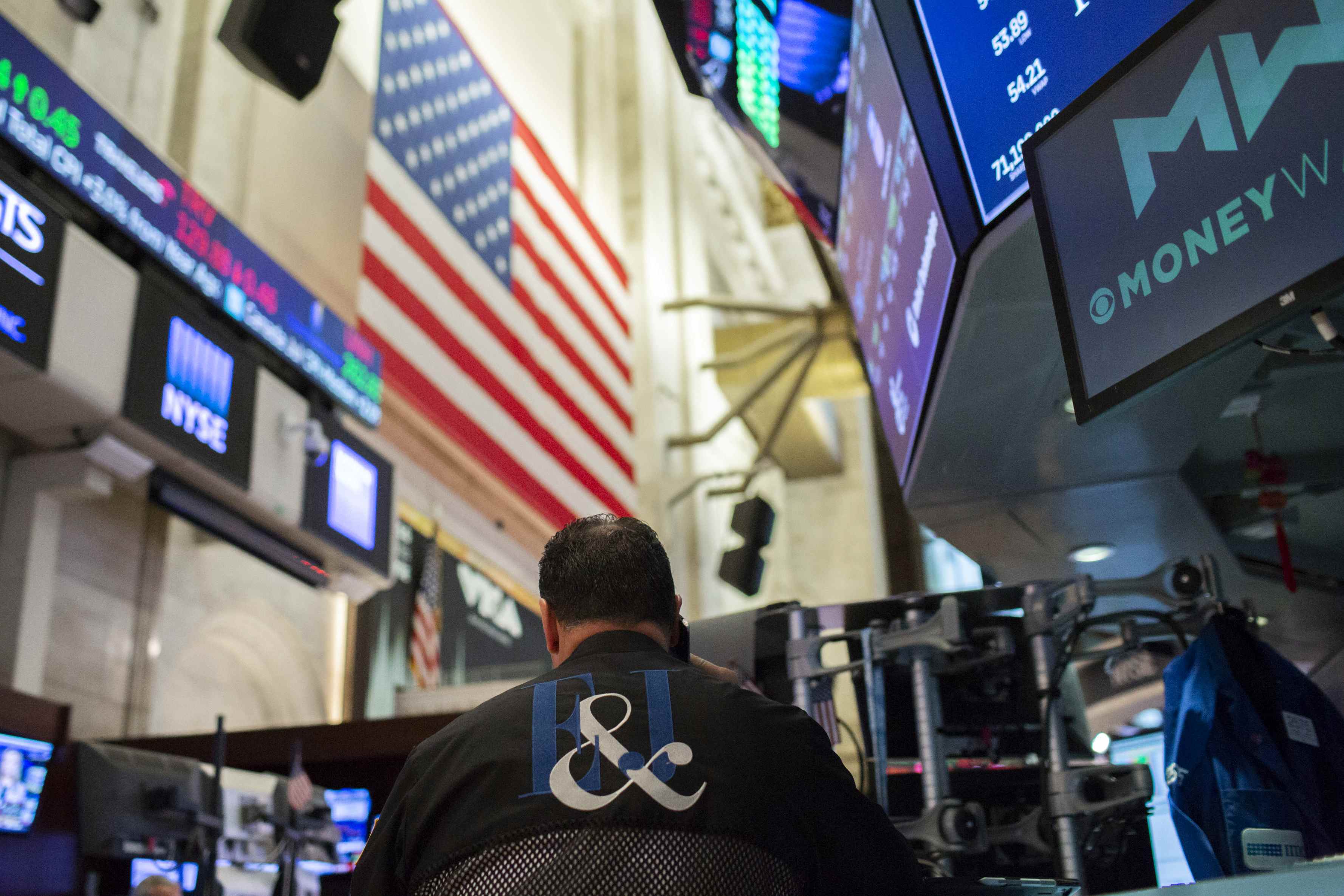 S&P 500 e Nasdaq recuam com perdas no setor de chips; Netflix registra queda