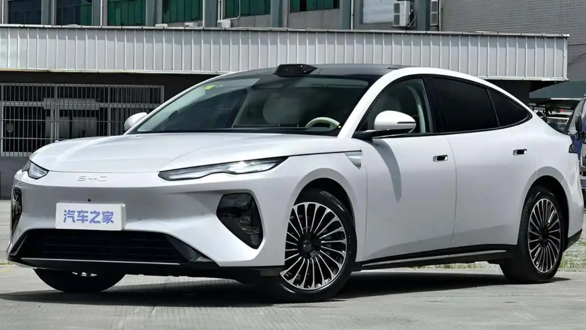 Sedan de luxo da BYD chega à China com preço de carro popular no Brasil