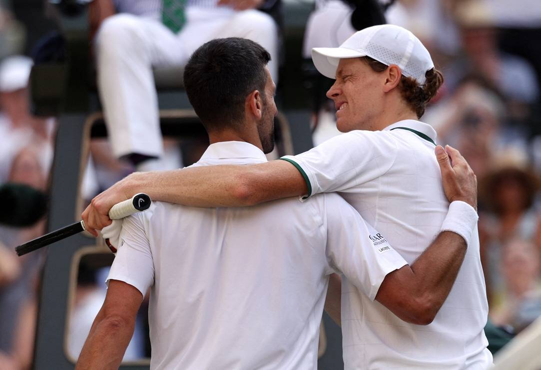 Sinner vence Djokovic em 3 sets e fará final de Wimbledon contra Zverev