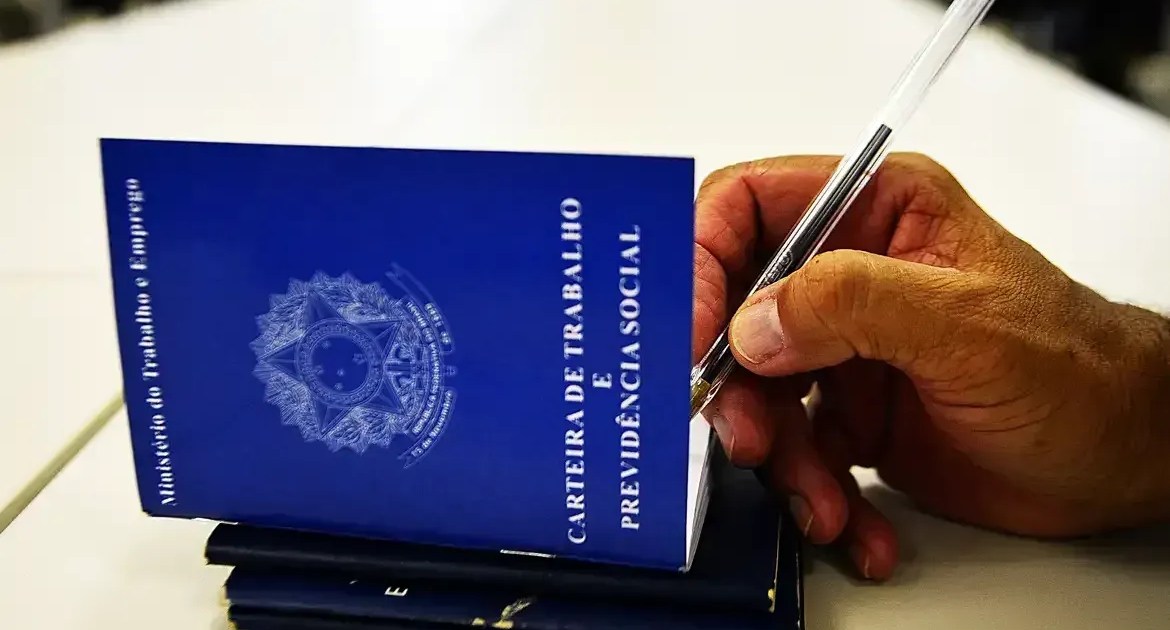 Taxa de desemprego cai para 5,4% no trimestre encerrado em junho, diz IBGE
