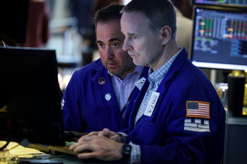 Wall Street abre em baixa com perdas em chips; Netflix recua