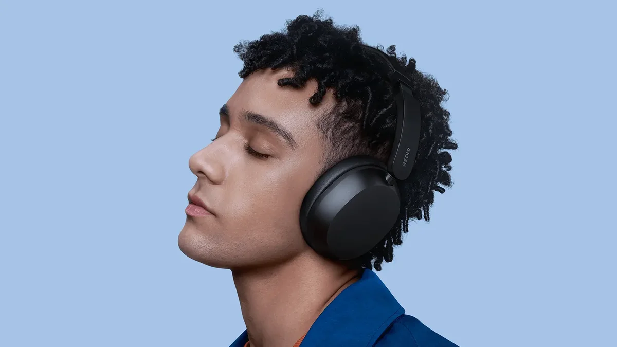 Xiaomi desafia JBL e lança no Brasil fone top da Redmi com bateria para 72 horas