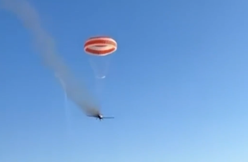 ASSISTA: avião pega fogo e cai em MG; piloto se lança de paraquedas e escapa