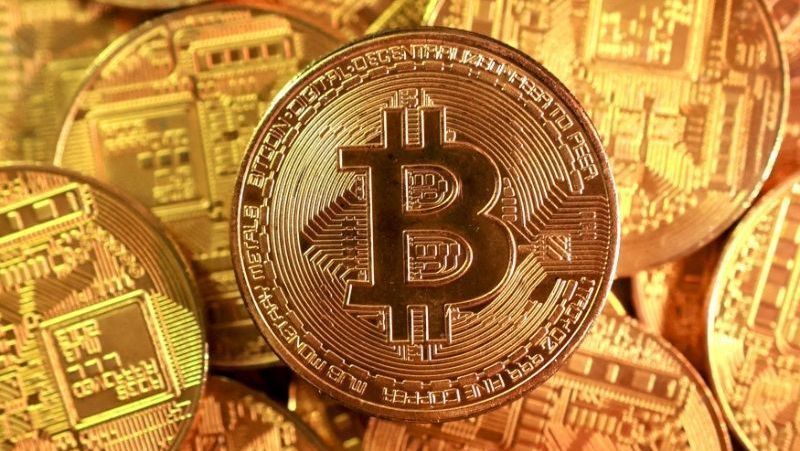 Bitcoin cai mais de 3% após falas de Warsh sobre Fed mais restritivo