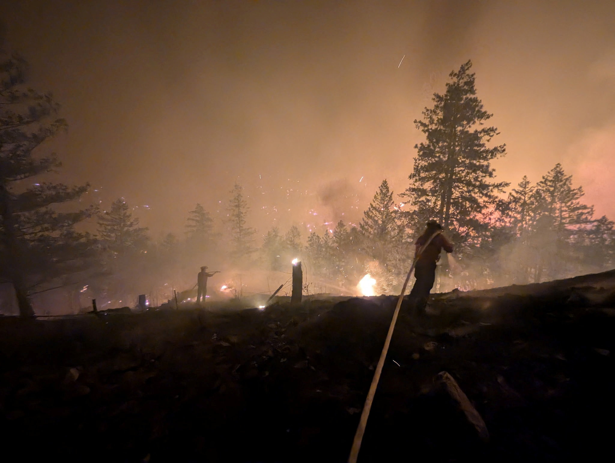 Colúmbia Britânica declara emergência enquanto mais de 20 mil fogem de incêndios