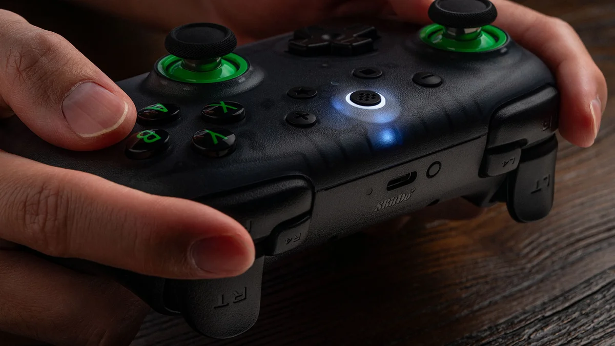 Controle 8BitDo transparente para PC saindo baratinho com cupom no AliExpress