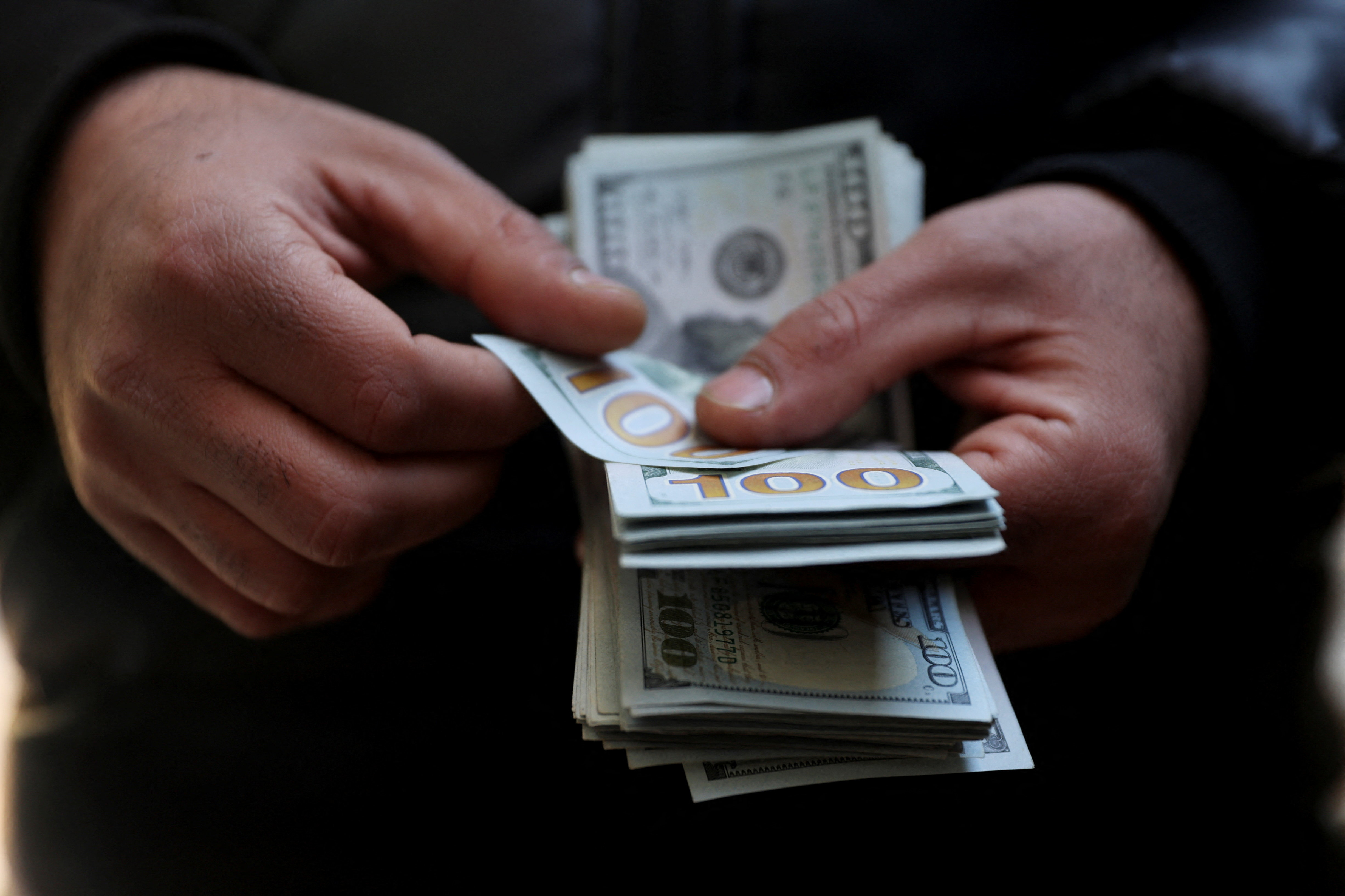 Dólar recupera terreno após cair na véspera com anúncio de recompra de Treasuries