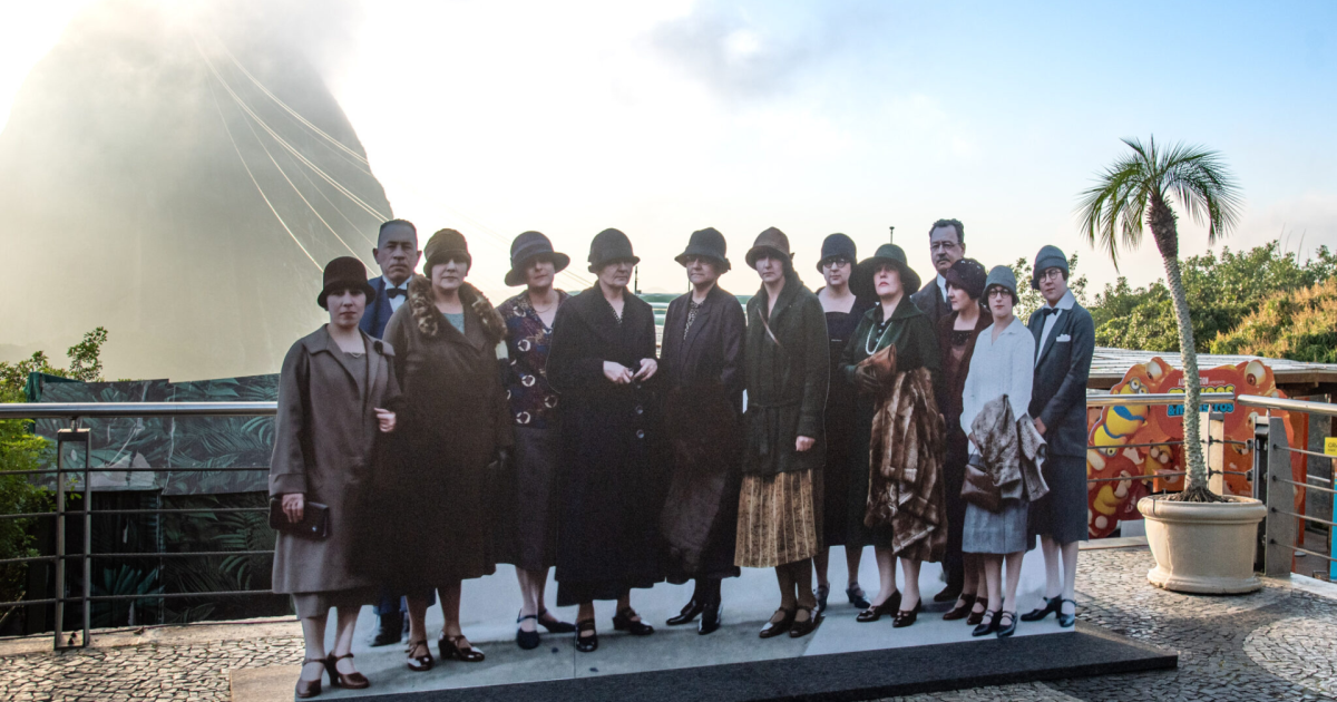 Estudantes recriam foto da cientista Marie Curie durante visita ao Brasil
