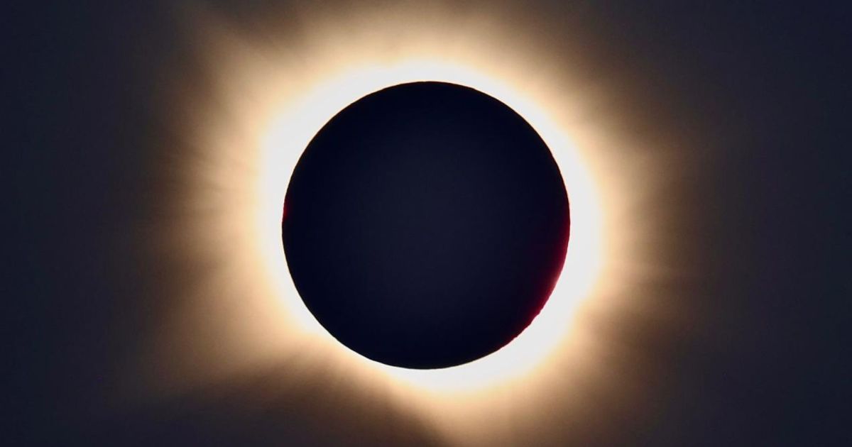Fotógrafo brasileiro registra coroa solar e anel de diamante em eclipse