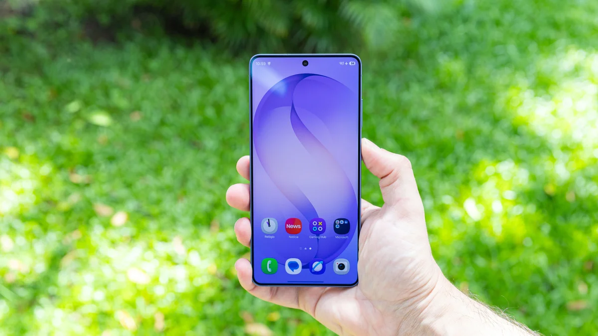 Galaxy S27 Ultra terá tela que "cura" riscos e arranhões sozinha, diz leaker