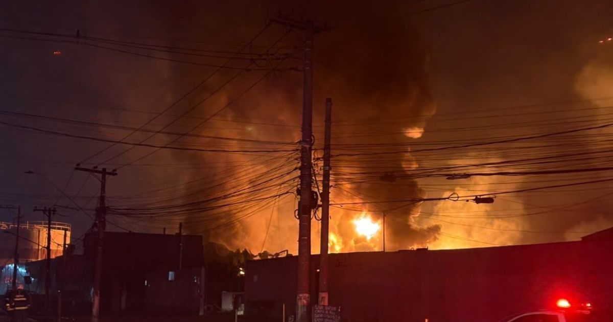 Incêndio em fábrica química tem explosões e milhões de litros para queimar