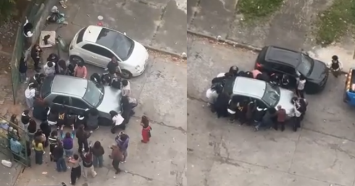 Jovens se unem e carregam carro no braço para liberar passagem em universidade em São Paulo; veja