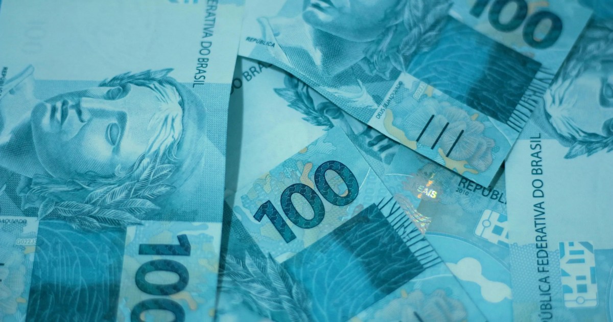 Juros futuros fecham perto de estabilidade, mas curva inclina no mês