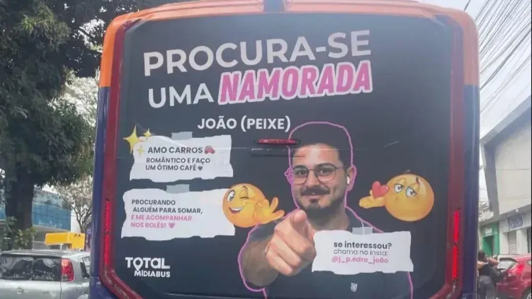 Mineiro estampa o rosto em anúncio na traseira de ônibus em BH para tentar encontrar uma namorada