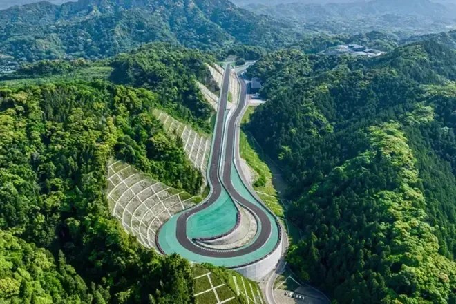 Multimilionário constrói circuito de corrida particular no Japão que rivaliza com circuitos profissionais