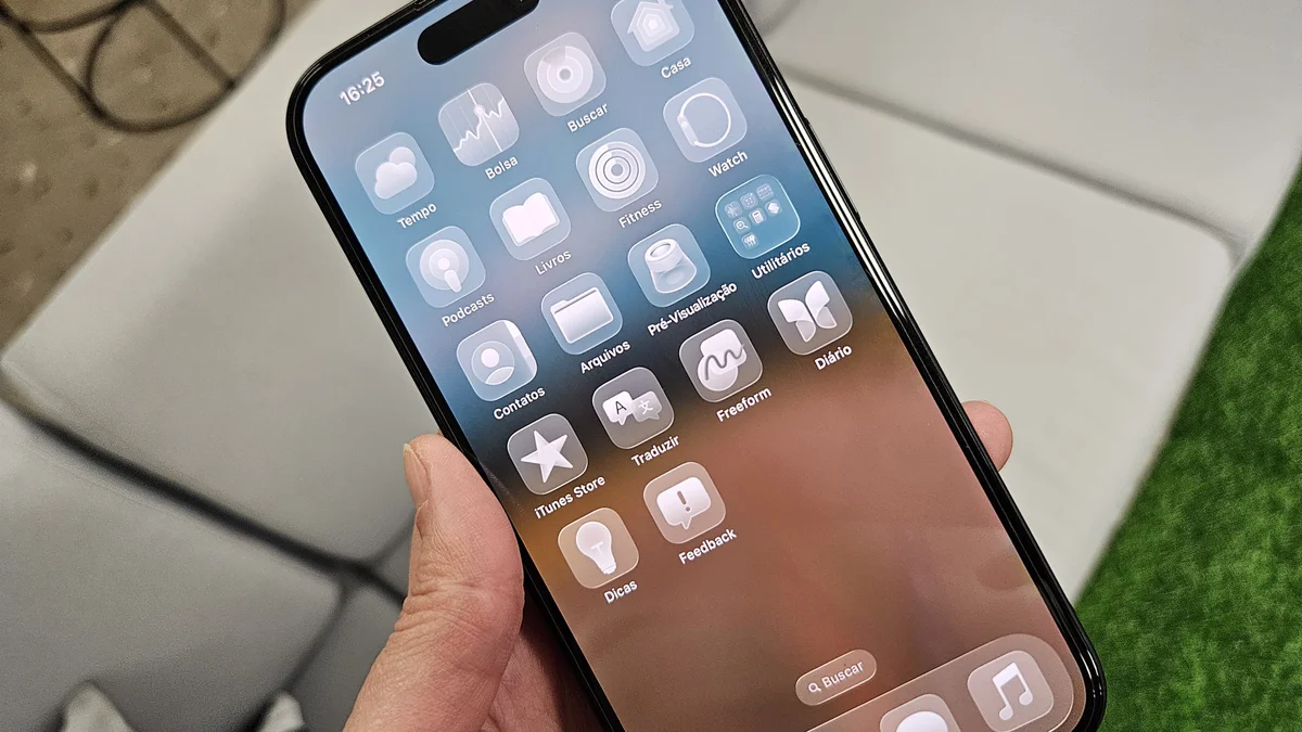 Nova versão do WhatsApp atualiza botões e player de vídeo com Liquid Glass