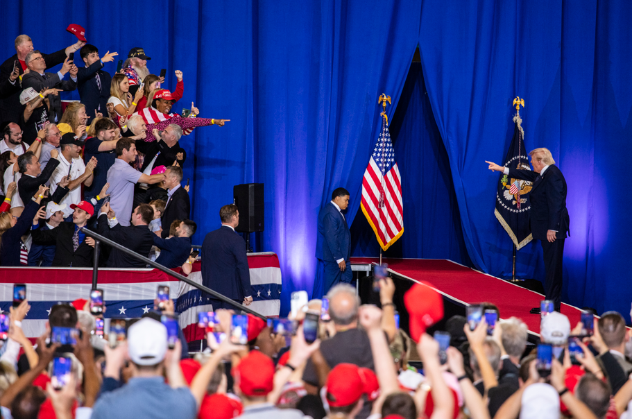 Números de Trump nas pesquisas batem novas mínimas – não espere que ele mude de rumo