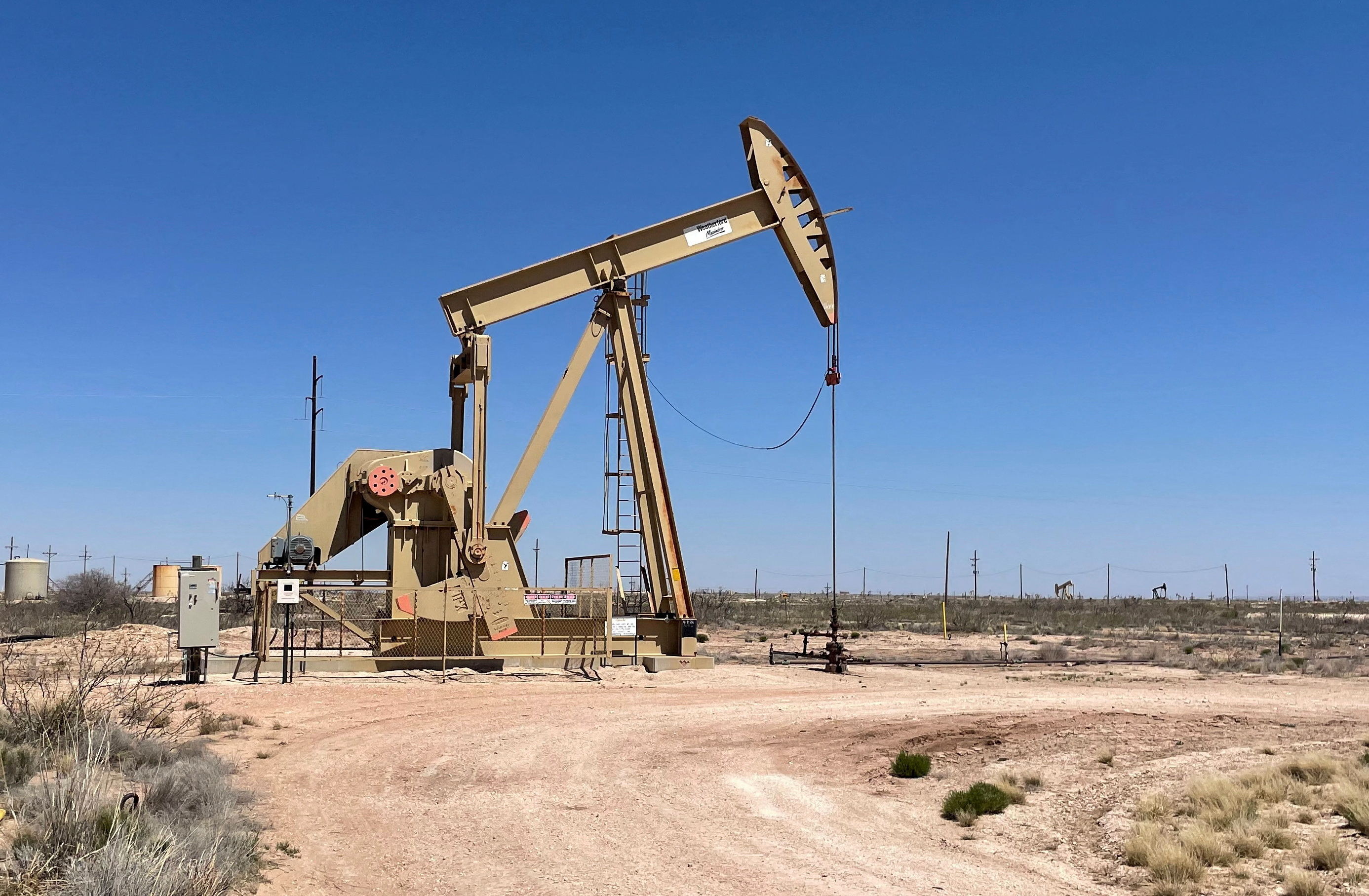 Petróleo fecha em alta sem progresso sobre Ormuz