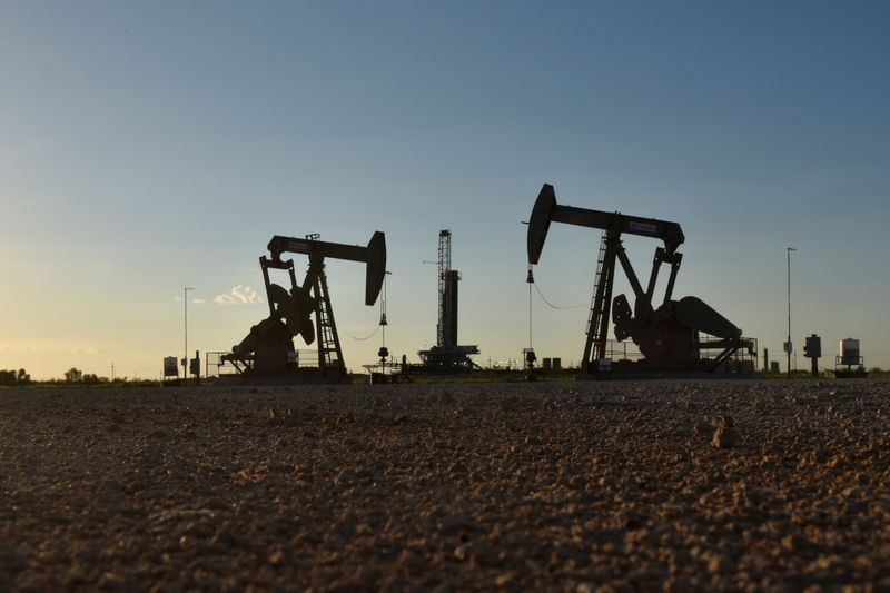 Petróleo fecha em leve queda com Oriente Médio e Ucrânia no radar