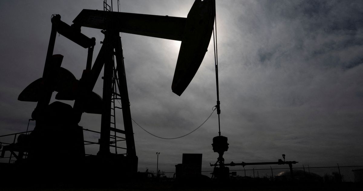 Petróleo fecha sem direção única com acordo para reabrir Ormuz no radar