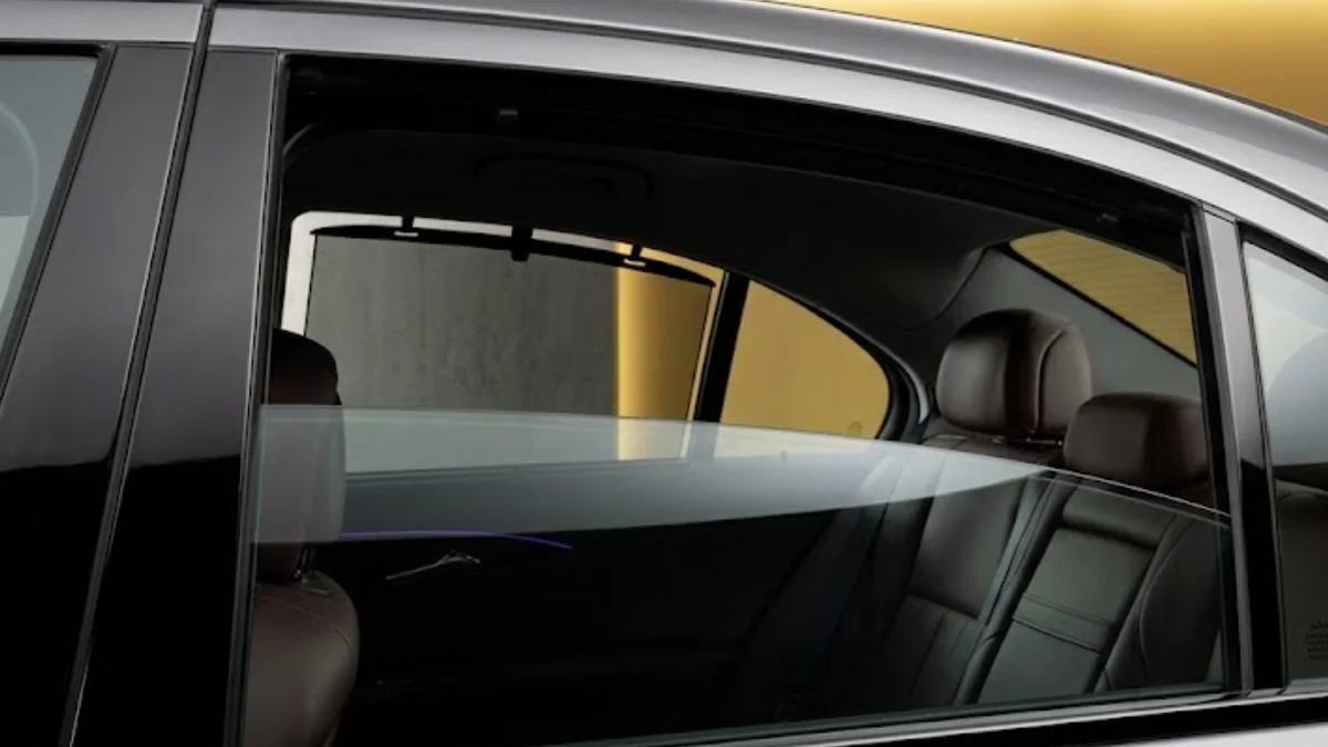 Por que o vidro de trás do carro não desce até o fim?