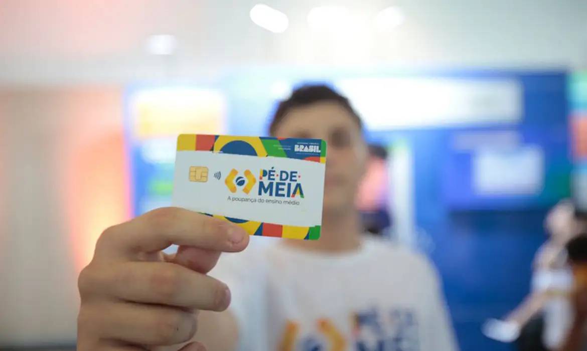 Quando cai o pagamento do Pé-de-Meia em agosto? Veja o calendário e como consultar