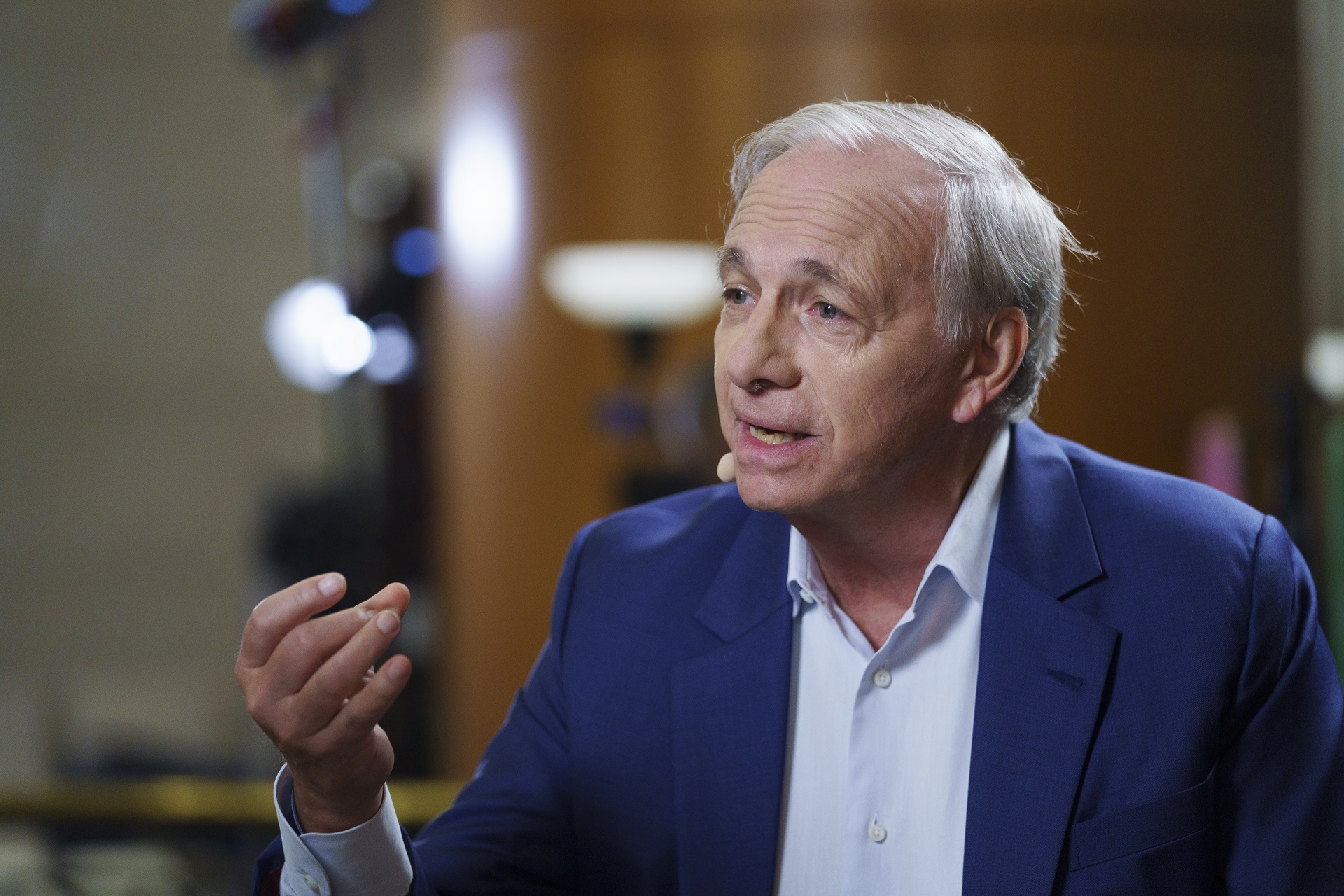 Ray Dalio recomenda trocar títulos por ouro e Bitcoin diante de risco fiscal dos EUA