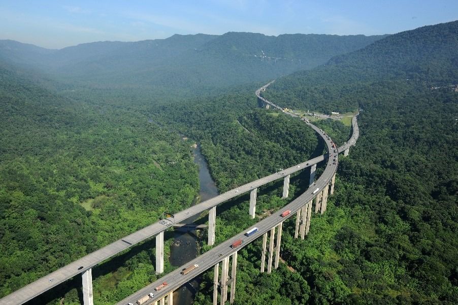Rodovia brasileira corta a Mata Atlântica com viadutos gigantes; entenda