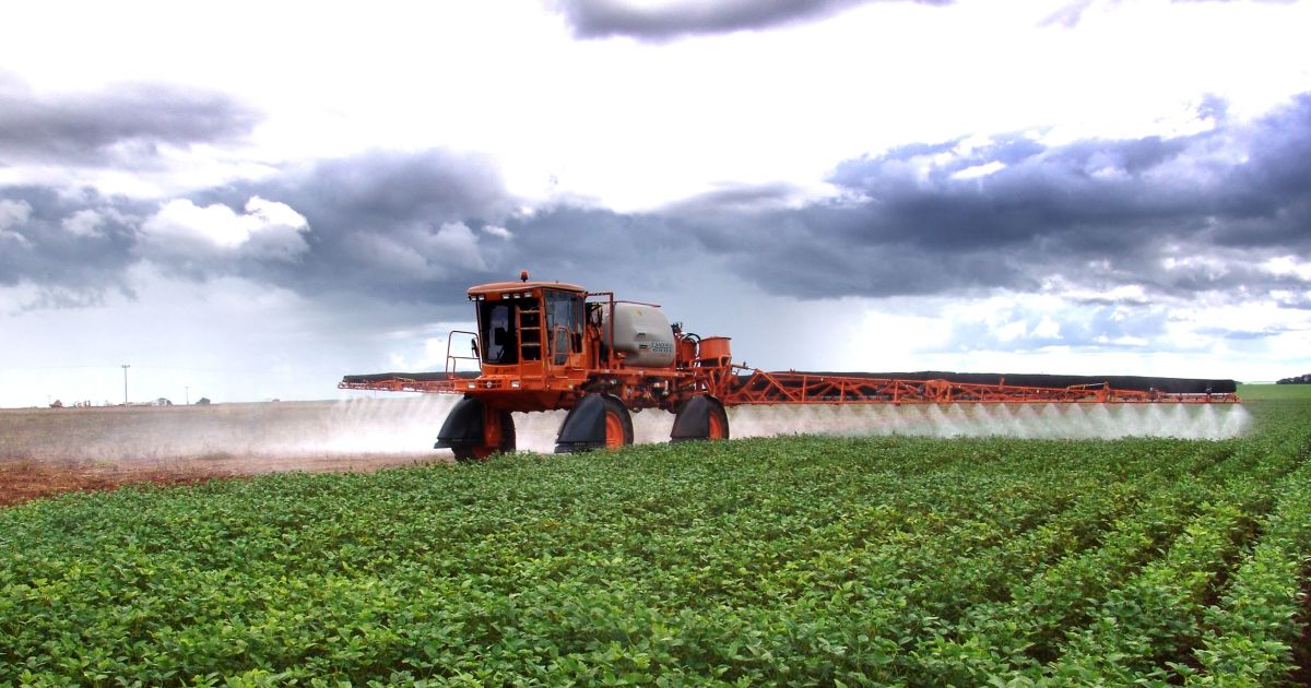 Sete agrotóxicos mais usados no Brasil são proibidos na UE, diz pesquisa