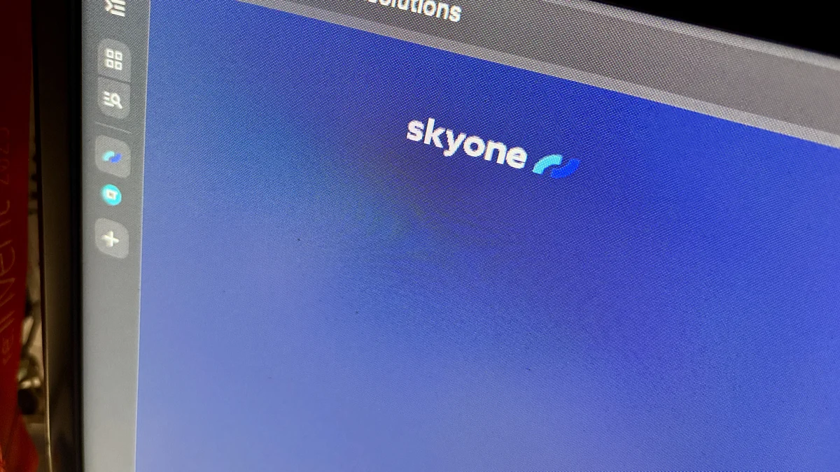 Skyone lança IA que promete criar apps corporativos em poucos minutos