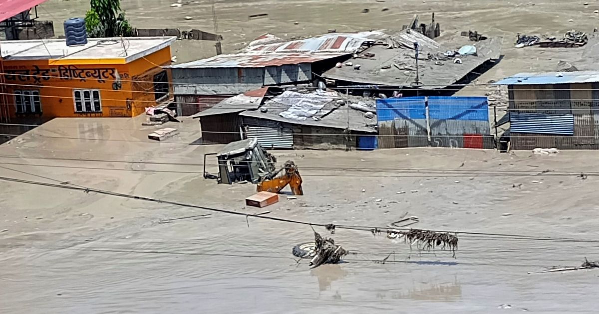 Sobe para 95 o número de mortos em enchentes no Nepal